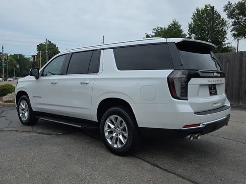 Used 2025 Chevrolet Suburban Premier RWD image 3
