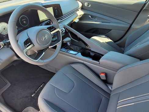 New 2025 Hyundai Elantra SEL image 18
