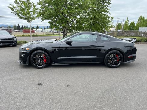 Used 2022 Ford Mustang Shelby GT500 w/ Technology Package RWD image 2
