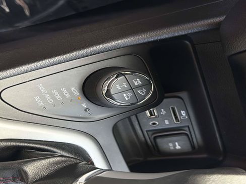 Used 2018 Jeep Cherokee Trailhawk AWD/4WD image 25