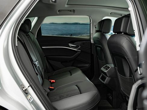 Used 2022 Audi e-tron Premium w/ Convenience Plus Package image 43