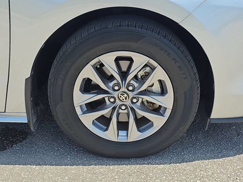 Used 2021 Toyota Sienna XLE FWD image 28