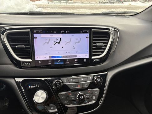 Used 2025 Chrysler Pacifica Select image 18