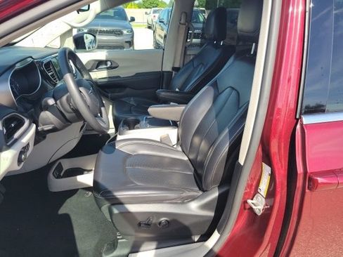 Used 2023 Chrysler Pacifica Touring-L FWD image 16