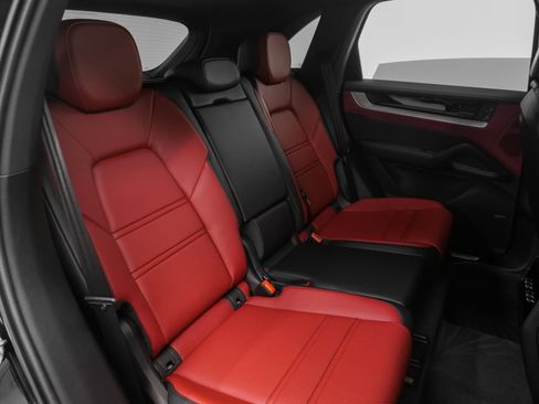 Used 2025 Porsche Cayenne S image 25