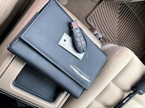 Used 2014 Chrysler Town & Country Touring image 11