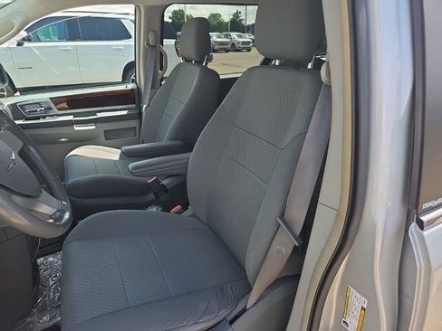 Used 2010 Chrysler Town & Country Touring w/ Entertainment Group #2 FWD image 12