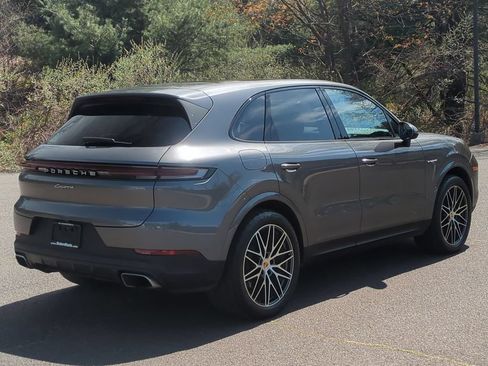 Used 2024 Porsche Cayenne AWD/4WD image 4