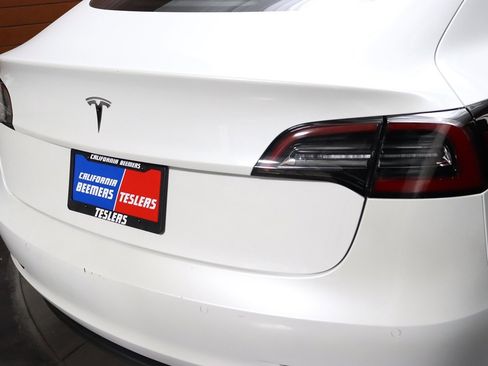 Used 2023 Tesla Model 3 Standard Range image 16