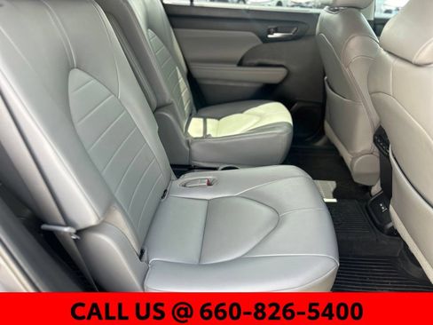 Used 2022 Toyota Highlander XLE AWD/4WD image 6