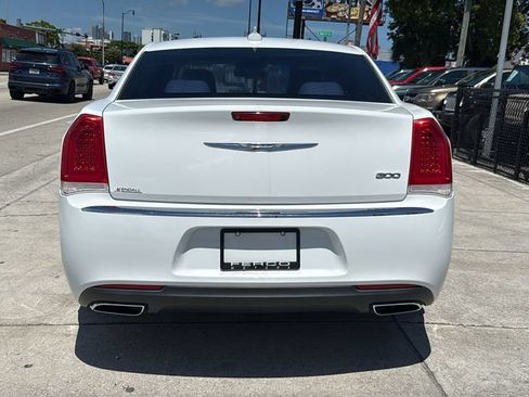 Used 2018 Chrysler 300 Touring L RWD image 12