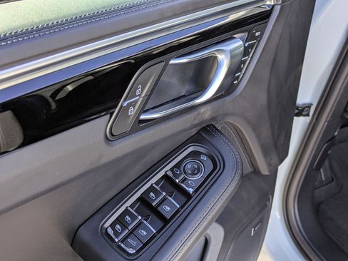 Used 2024 Porsche Macan image 12