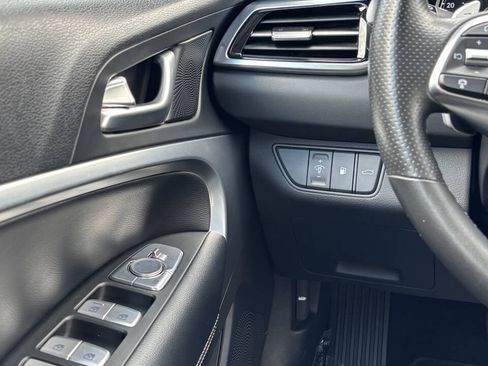 Used 2025 Genesis G70 2.5T RWD image 29