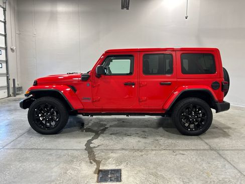 Used 2025 Jeep Wrangler Unlimited Sahara w/ Safety Group AWD/4WD image 9