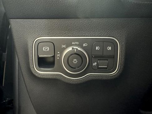 Used 2025 Mercedes-Benz GLB 250 image 23