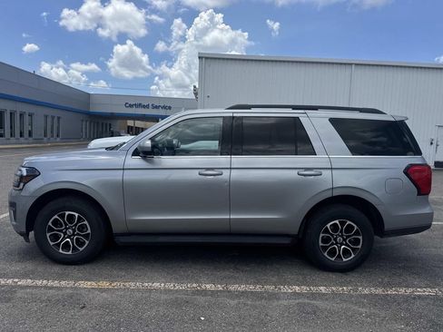 Used 2024 Ford Expedition XLT RWD image 6
