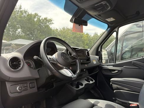 Used 2025 Mercedes-Benz Sprinter 2500 image 7