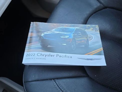 Used 2022 Chrysler Pacifica Touring-L image 32