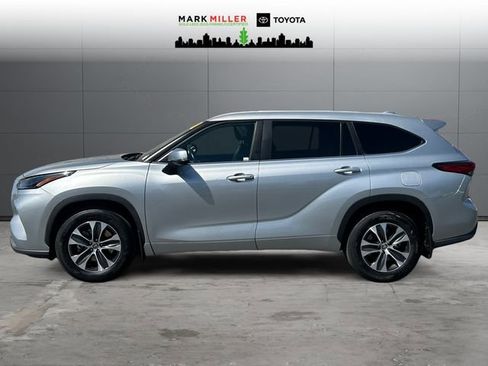 Used 2023 Toyota Highlander XLE AWD/4WD image 2