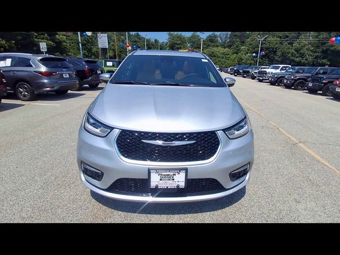 Used 2023 Chrysler Pacifica Pinnacle FWD image 3