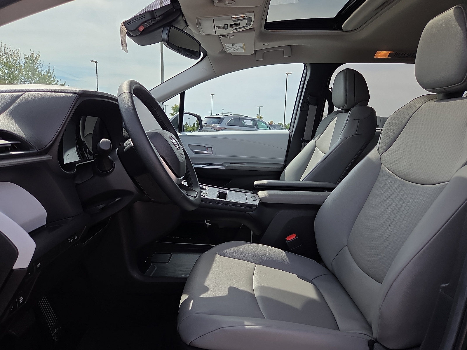 Used 2025 Toyota Sienna XLE FWD image 17