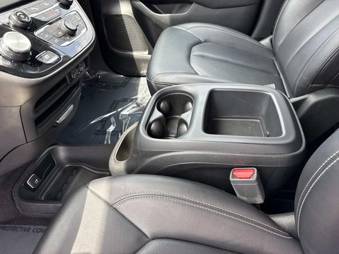 Used 2025 Chrysler Pacifica Select FWD image 21