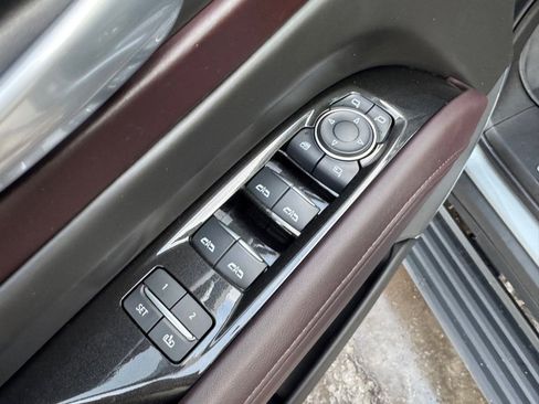 Used 2024 Cadillac Escalade V w/ LPO, ONYX Package image 21