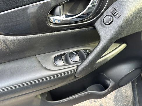 Used 2017 Nissan Rogue SV w/ SV Premium Package image 10