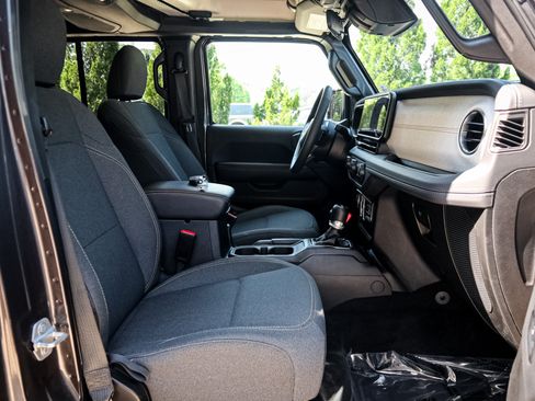 Used 2025 Jeep Wrangler Unlimited Sahara AWD/4WD image 31