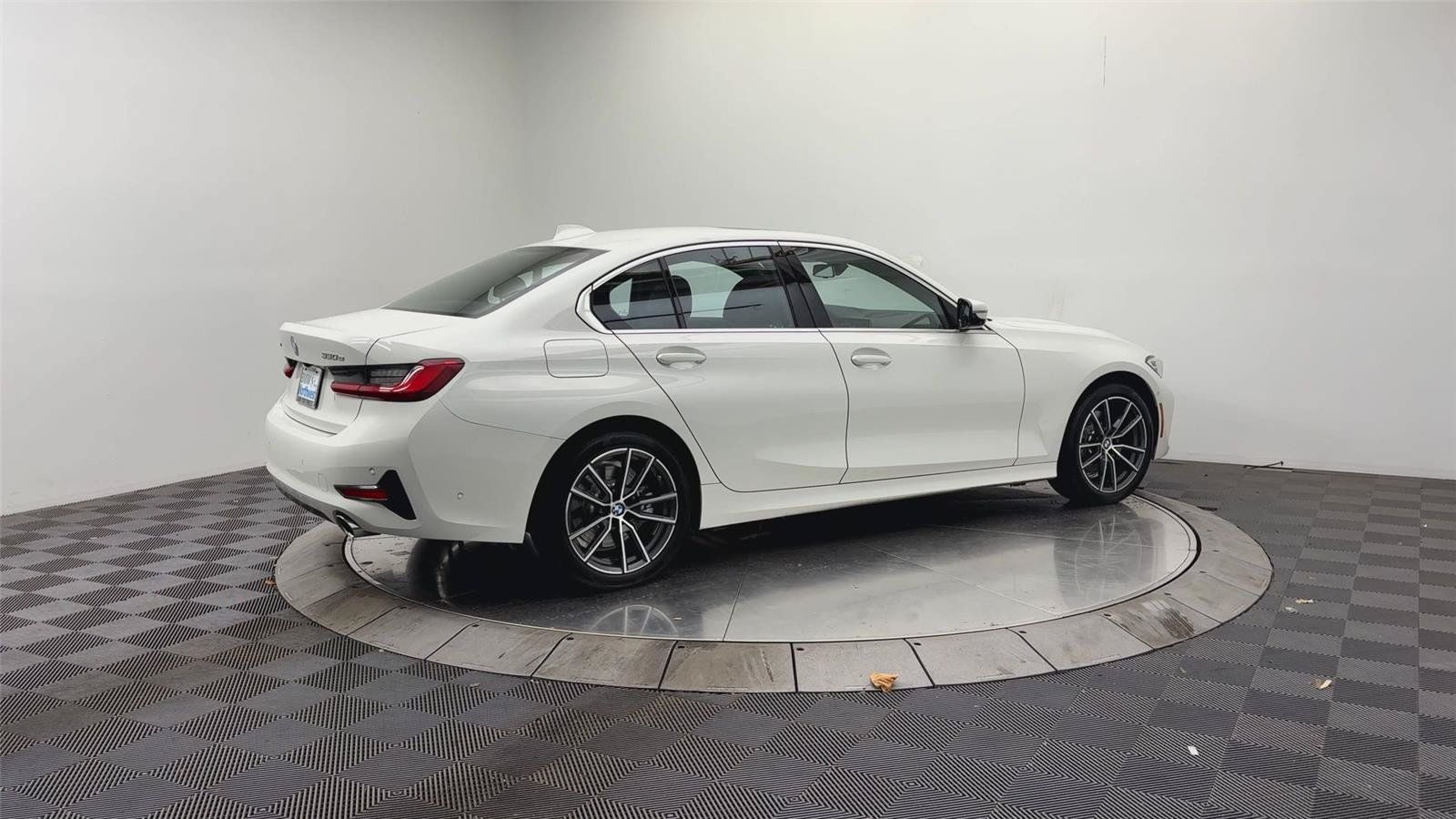 Used 2021 BMW 330e xDrive w/ Convenience Package AWD/4WD image 4