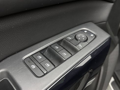 Used 2025 Nissan Pathfinder SV FWD image 11