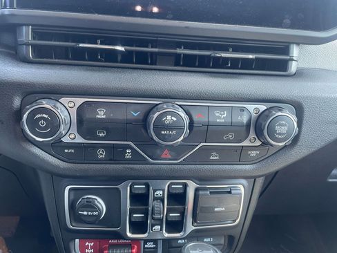 Used 2025 Jeep Wrangler Unlimited Sport AWD/4WD image 17