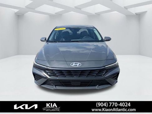 Used 2025 Hyundai Elantra Limited image 8