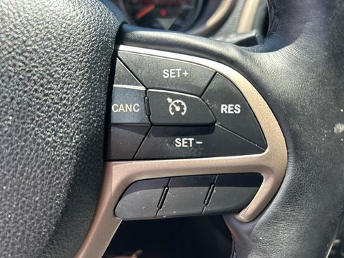 Used 2015 Jeep Cherokee Limited w/ Luxury Group AWD/4WD image 20