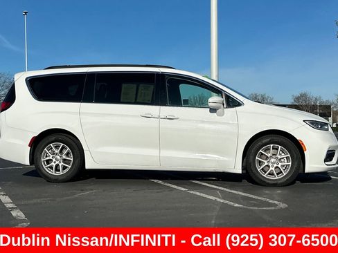 Used 2022 Chrysler Pacifica Touring-L FWD image 3