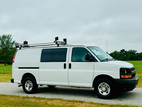 Used 2017 Chevrolet Express 2500 RWD image 4
