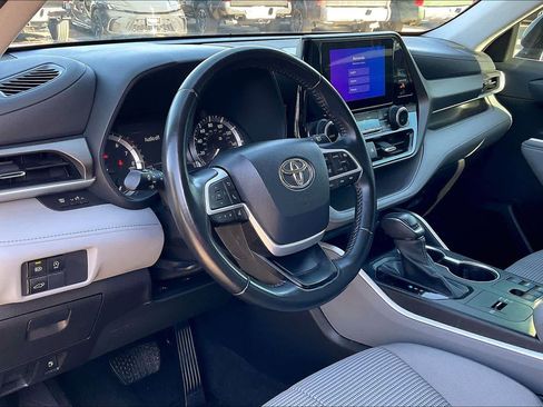 Used 2023 Toyota Highlander LE image 16