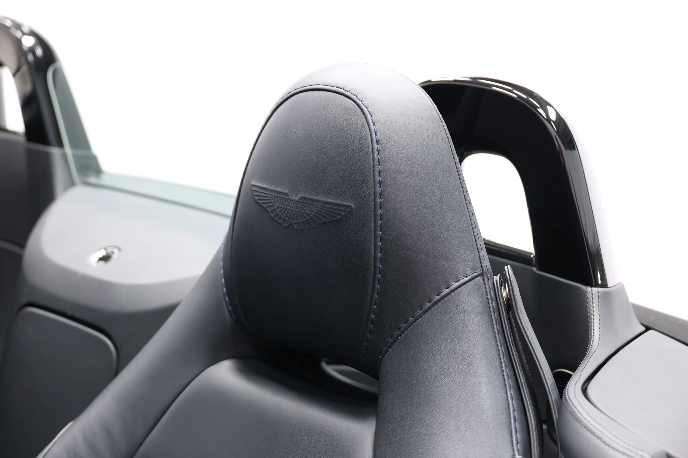 Used 2023 Aston Martin V8 Vantage Roadster RWD image 19