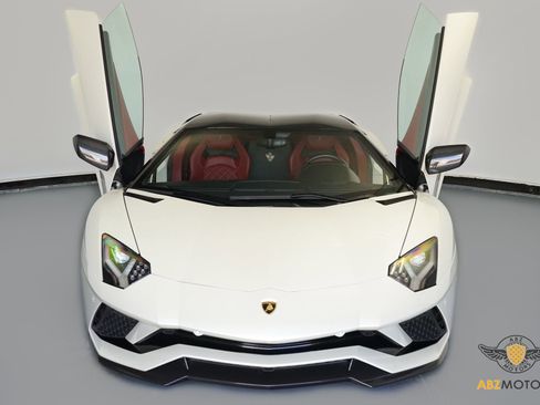 Used 2019 Lamborghini Aventador S image 2