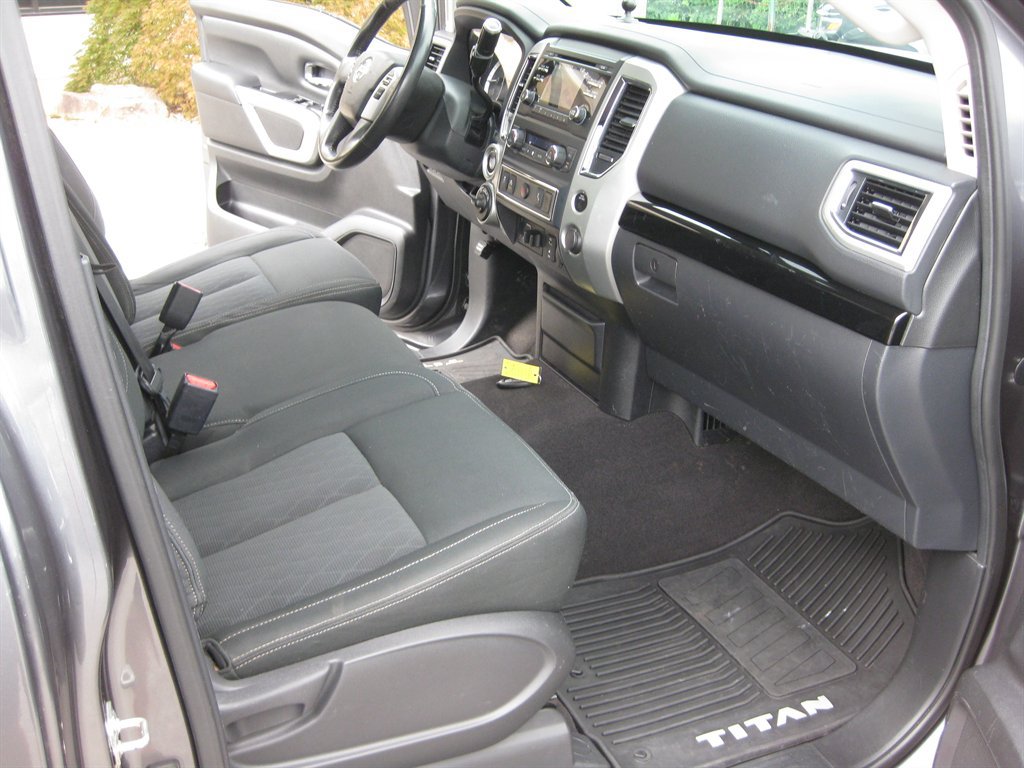 Used 2017 Nissan Titan SV AWD/4WD image 28