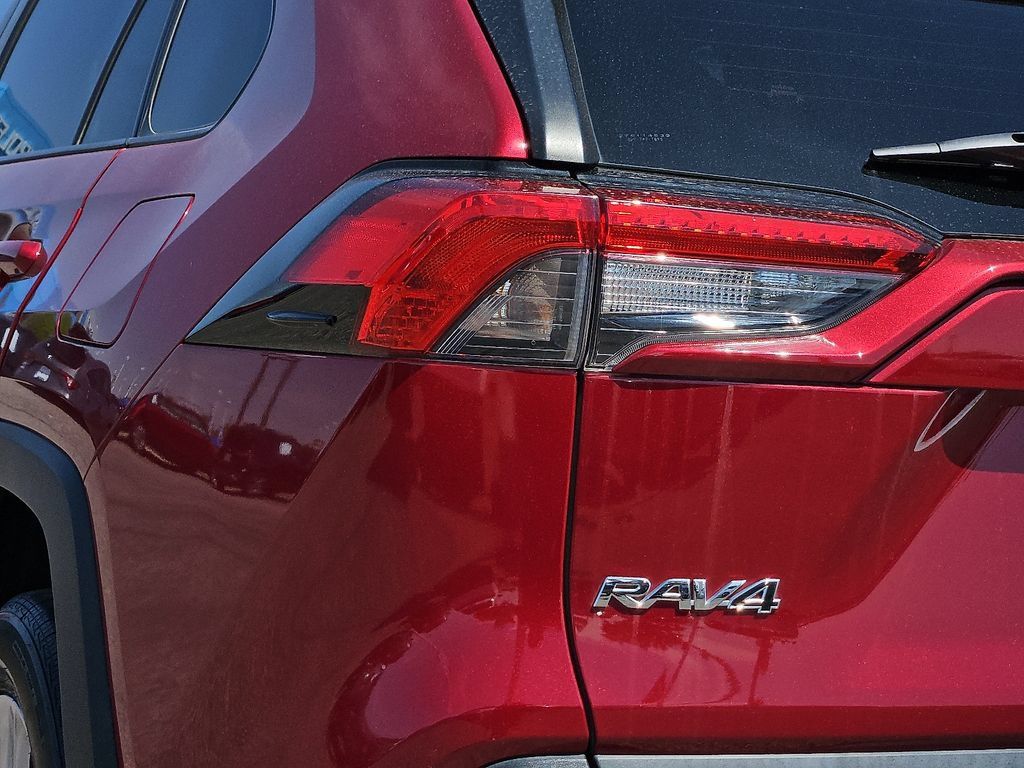Used 2021 Toyota RAV4 XLE w/ Convenience Package AWD/4WD image 9
