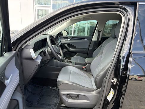 Certified 2025 Volkswagen Tiguan SE image 11