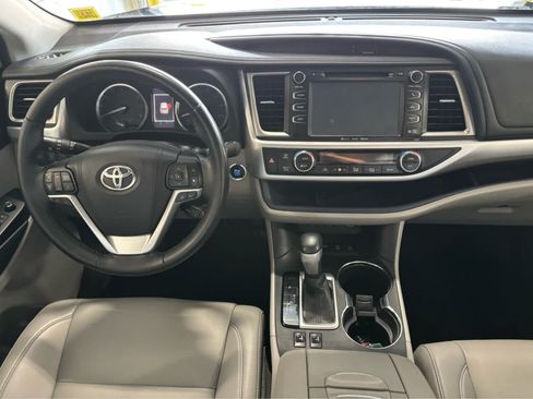 Used 2019 Toyota Highlander XLE AWD/4WD image 18