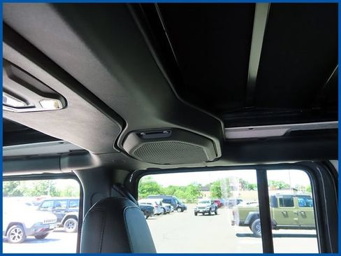 Used 2023 Jeep Wrangler Unlimited Sahara AWD/4WD image 12