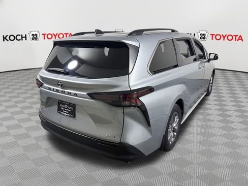 Used 2023 Toyota Sienna LE AWD/4WD image 8