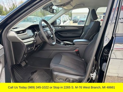 Used 2023 Jeep Grand Cherokee Laredo w/ Luxury Tech Group I AWD/4WD image 15