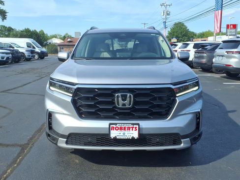 Used 2024 Honda Pilot Touring image 2