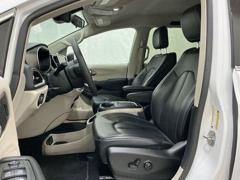 Used 2023 Chrysler Pacifica Touring-L image 10