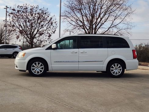 Used 2011 Chrysler Town & Country Touring-L image 4
