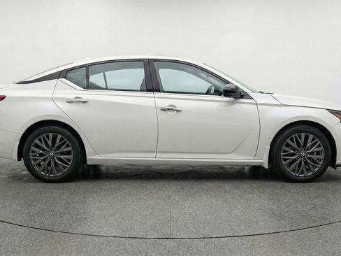 Used 2025 Nissan Altima 2.5 SV image 11